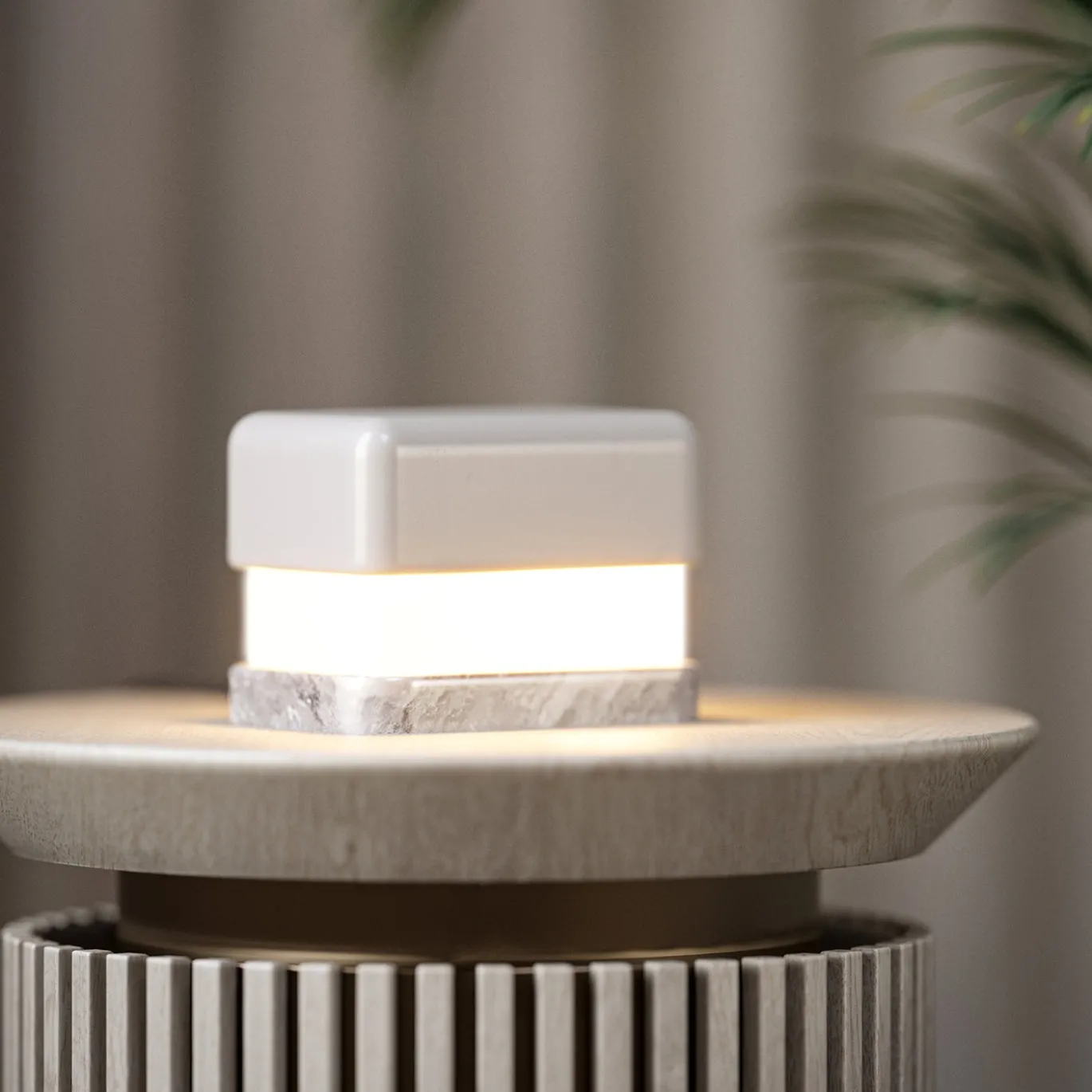 Lampada da tavolo W1 Pet grigia con base in marmo