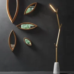 Lampada da terra Aira in ottone con base in marmo bianco di Carrara di Marcantonio