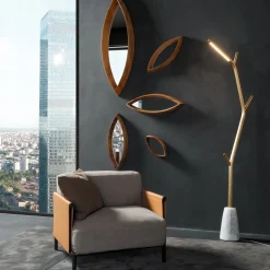 Lampada da terra Aira in ottone con base in marmo bianco di Carrara di Marcantonio