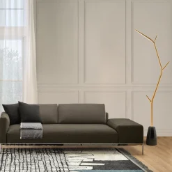 Lampada da terra Aira in ottone con base in marmo nero di Marcantonio