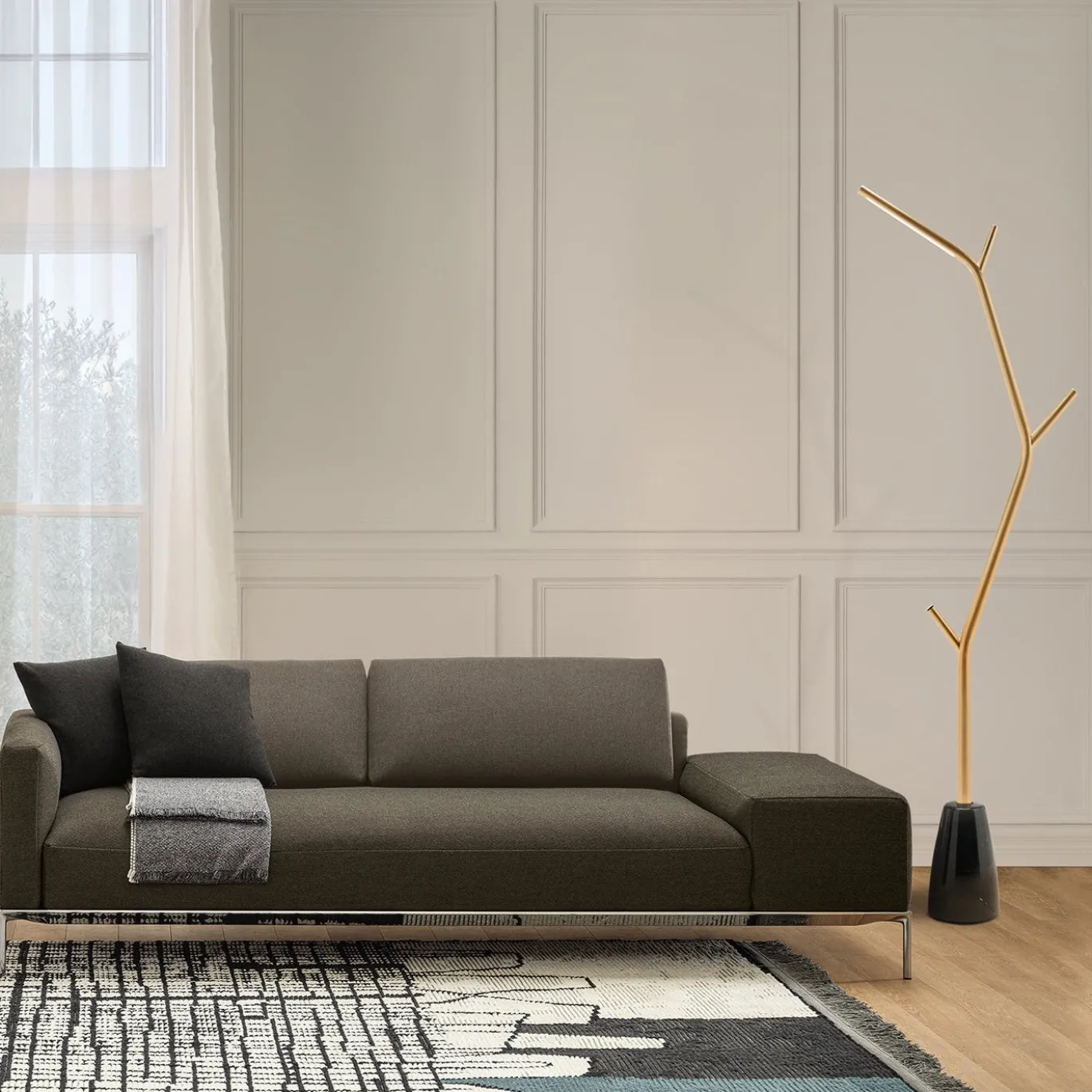 Lampada da terra Aira in ottone con base in marmo nero di Marcantonio