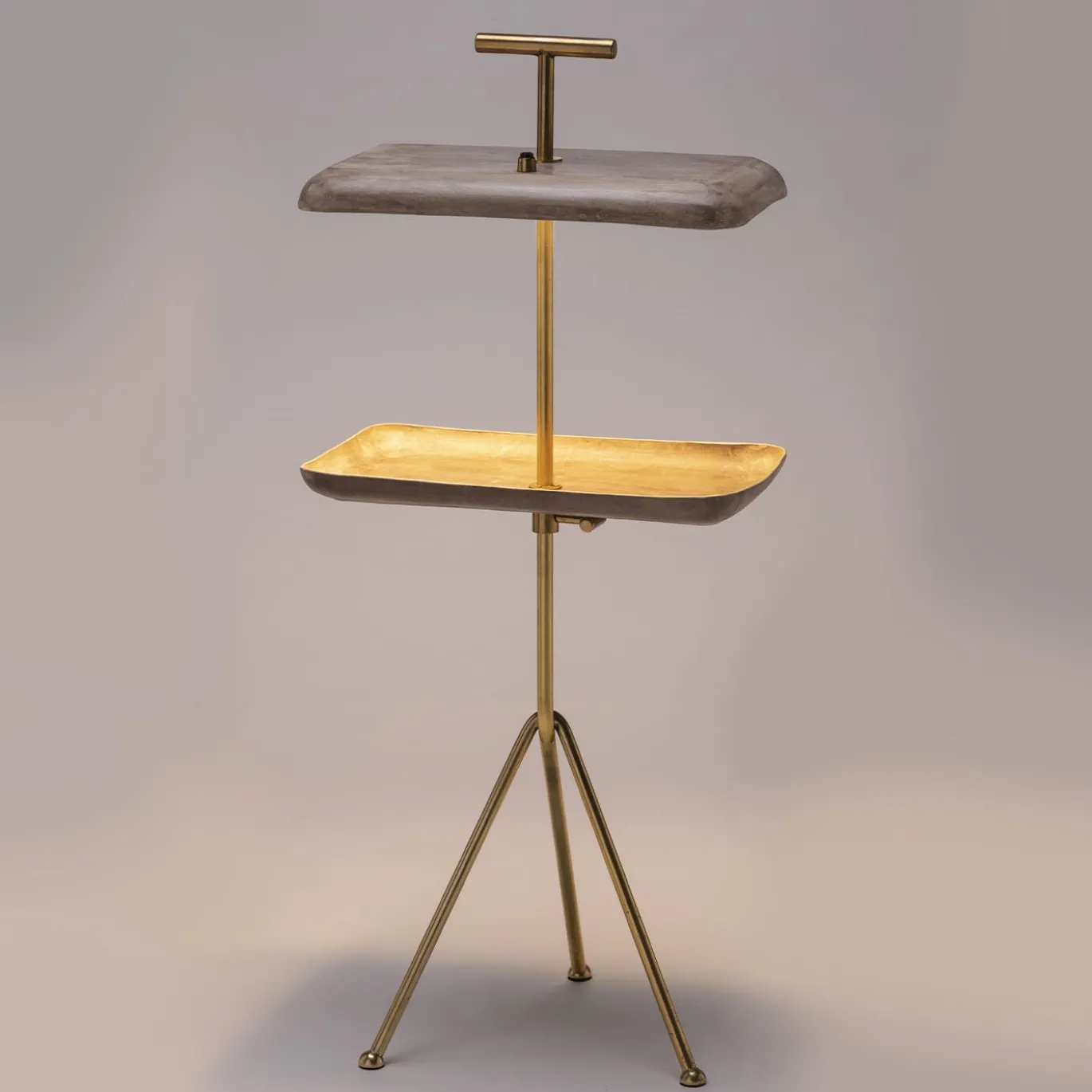 Lampada da terra Armor in pelle e ottone