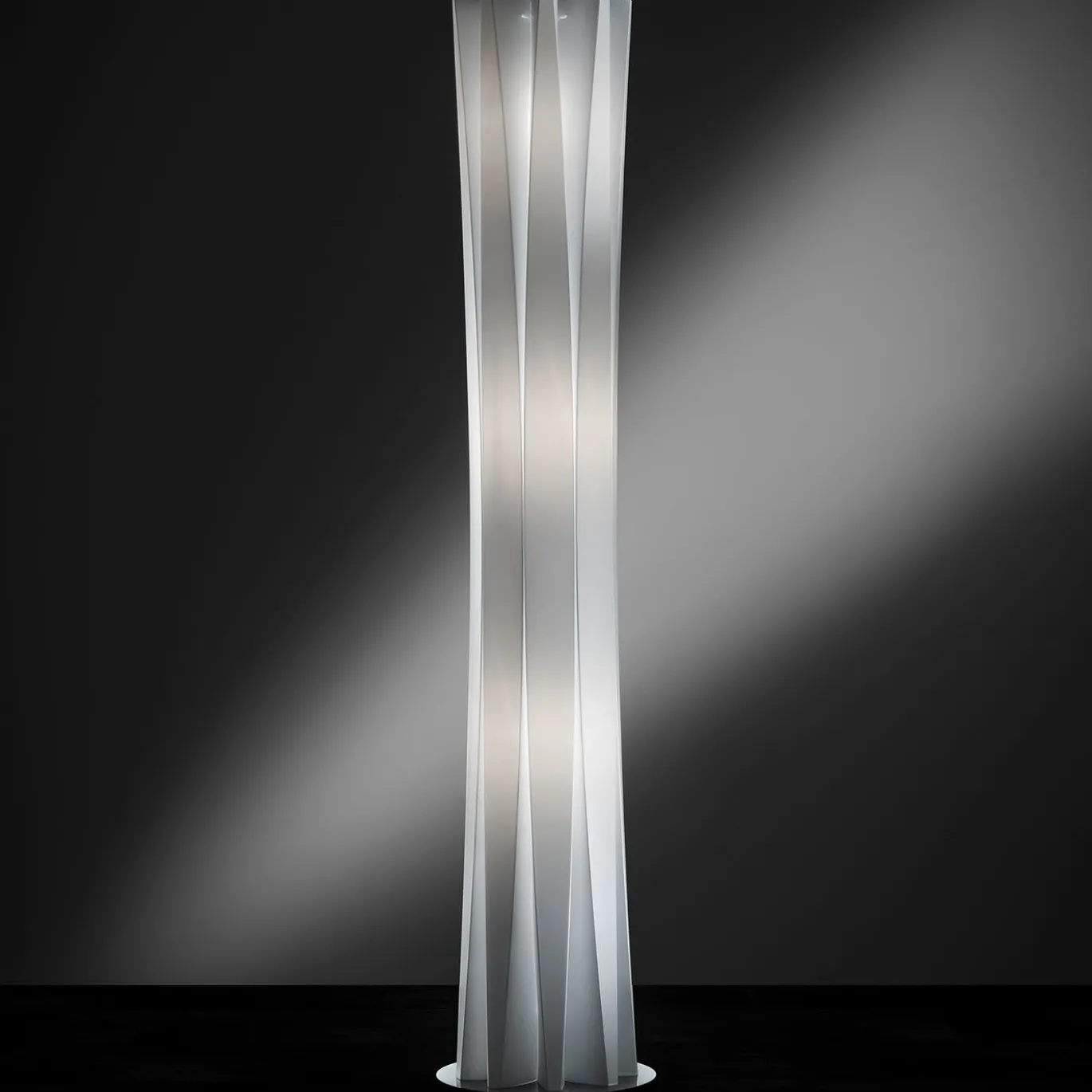 Lampada da terra Bach XL White di Francesco Paretti