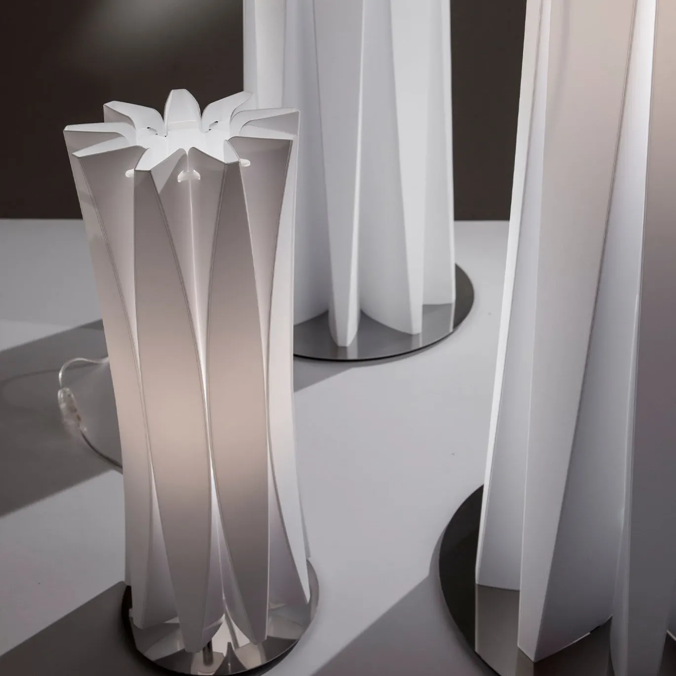 Lampada da terra Bach XL White di Francesco Paretti