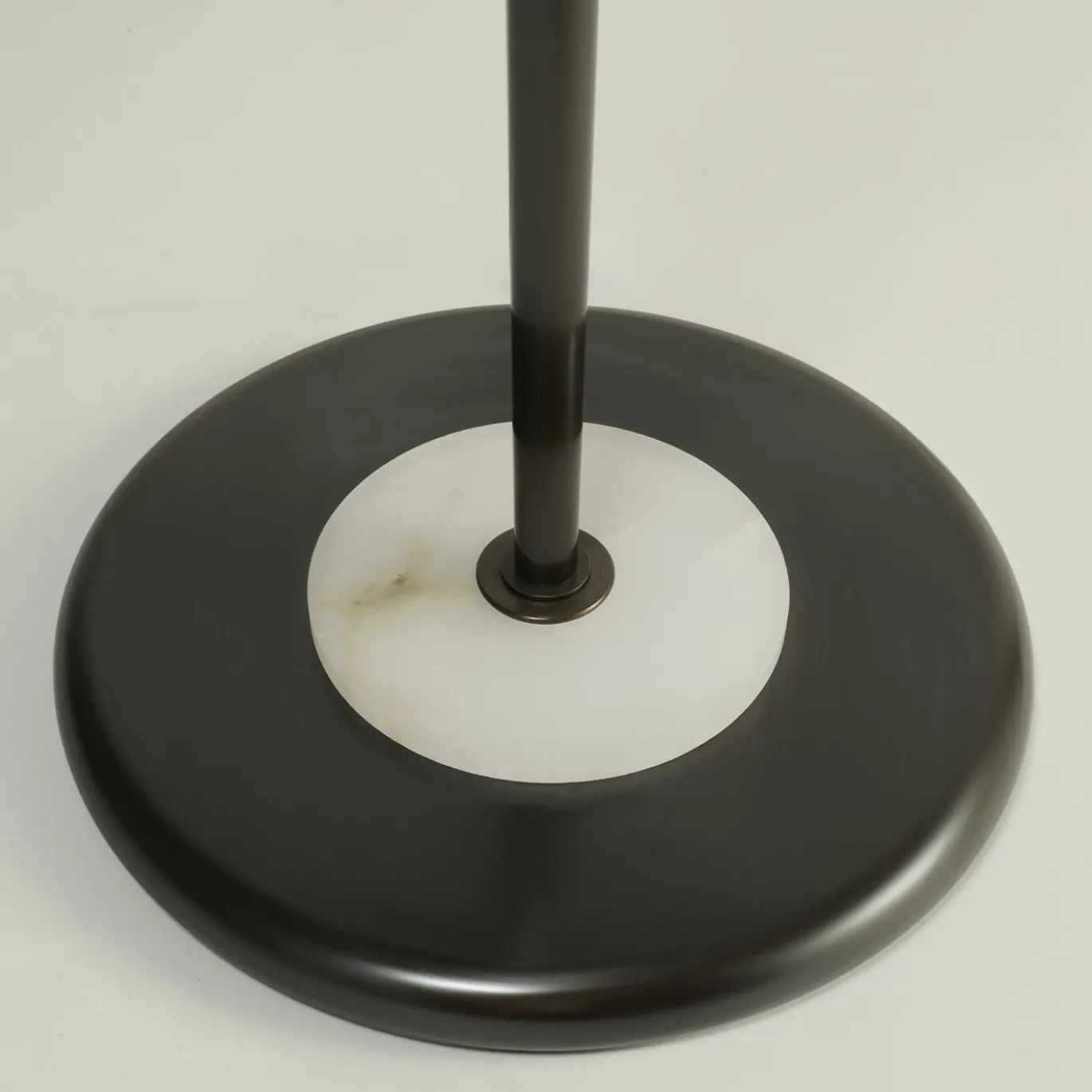Lampada da terra Benny in bronzo e alabastro