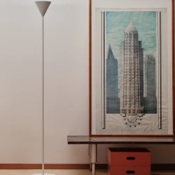 Lampada da terra Cono Small White di Carlo Guglielmi