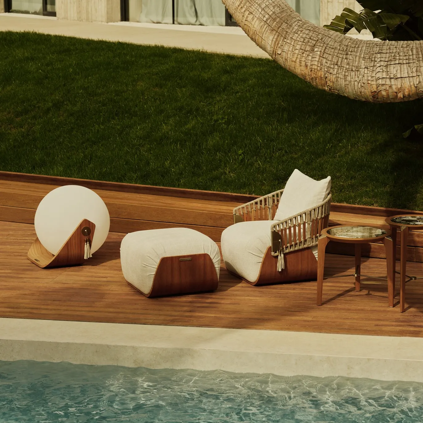 Lampada da terra da esterno Kathryn con sfera in vetro bianco e base in Teak