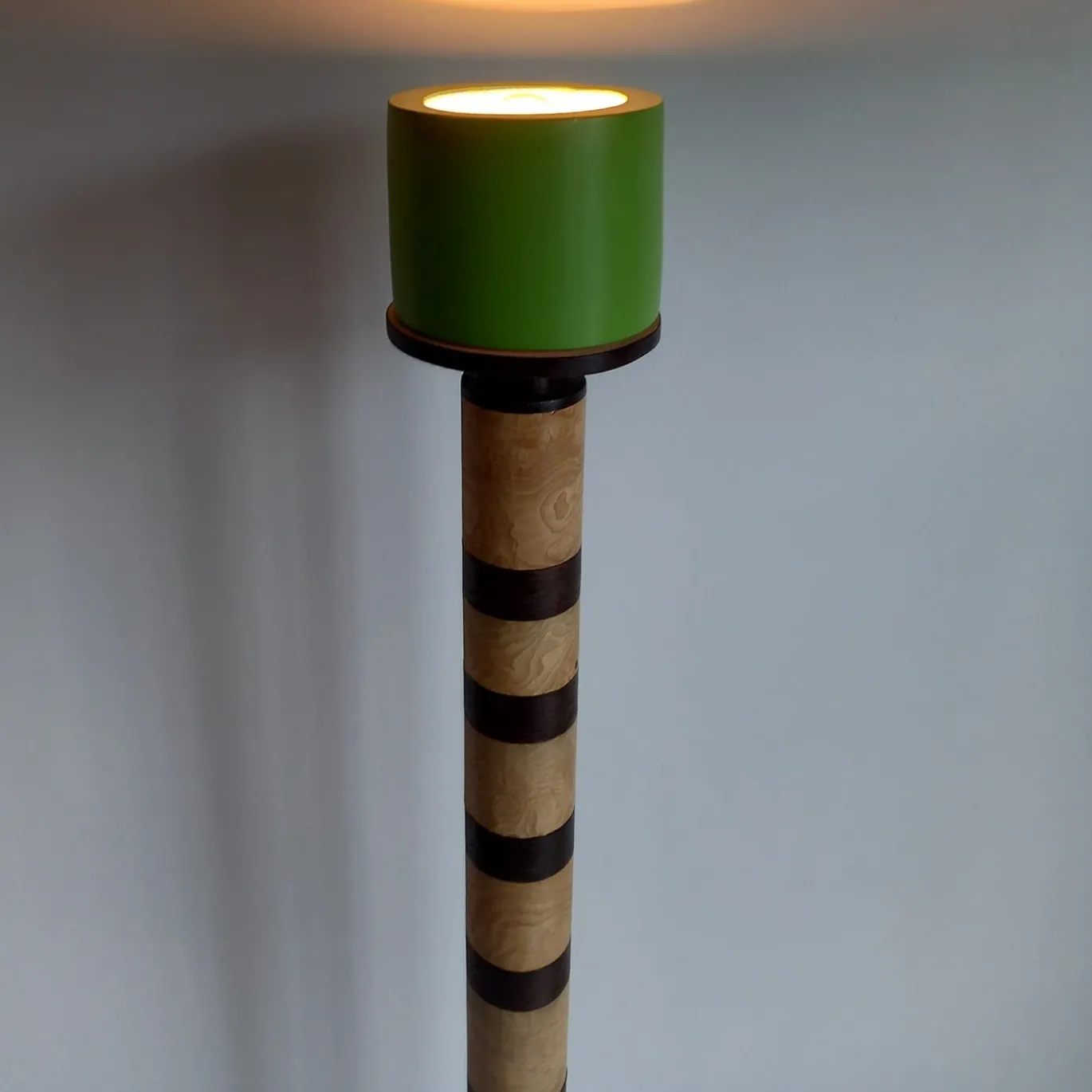 Lampada da terra Dorica verde di Pietro Meccani