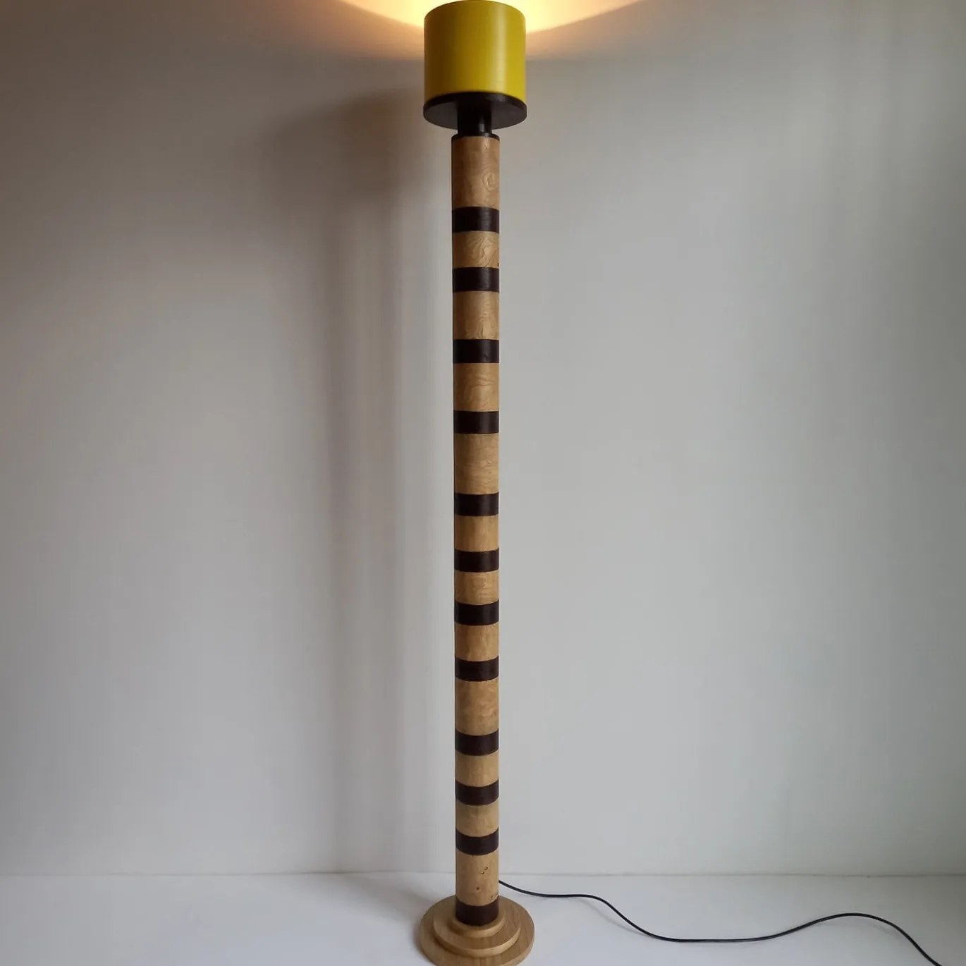 Lampada da terra Dorica Yellow di Pietro Meccani