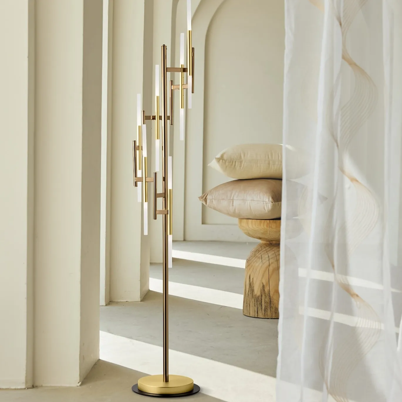 Lampada da terra Ekle a 12 luci in oro spazzolato con accenti in bronzo