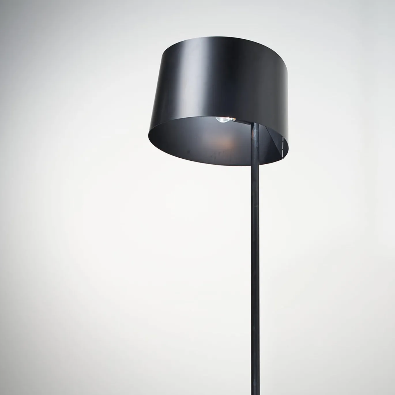 Lampada da terra Flamenco Black di Meneghello Paolelli Associati