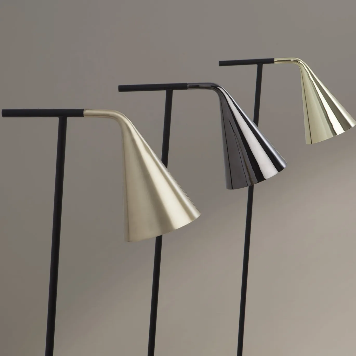 Lampada da terra Gordon Black di Corrado Dotti