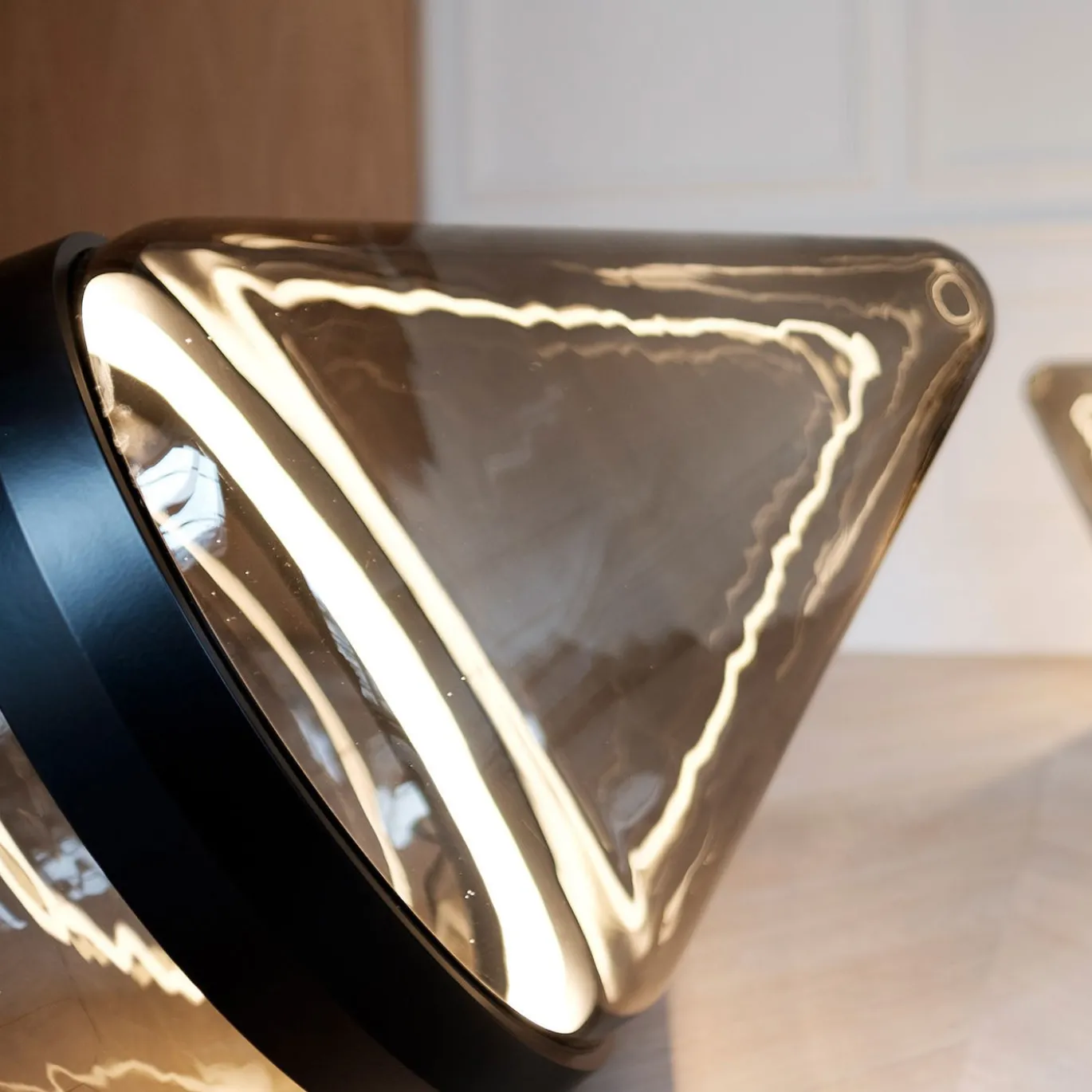 Lampada da terra Hollow Smoky Brown con anello nero di Dan Yeffet