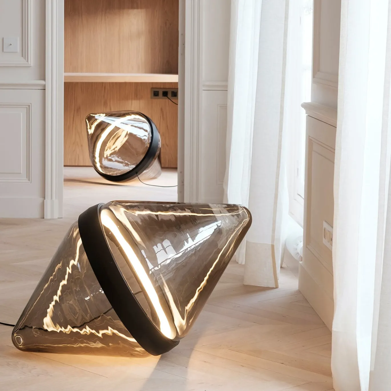 Lampada da terra Hollow Smoky Brown con anello nero di Dan Yeffet