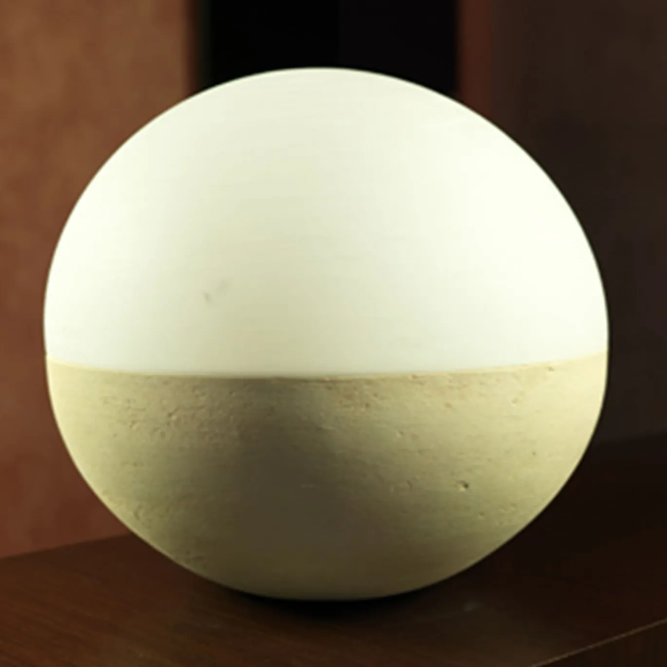 Lampada da terra Igloo in plexiglas e pietra leccese di Simona De Iaco