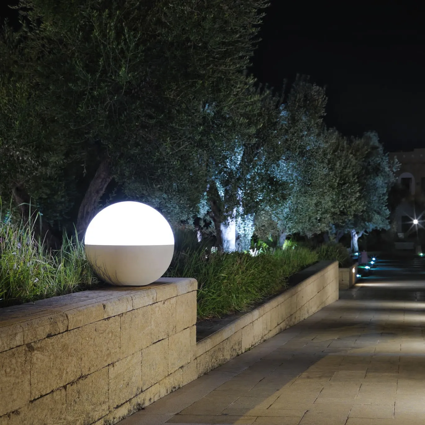 Lampada da terra Igloo in plexiglas e pietra leccese di Simona De Iaco