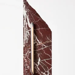 Lampada da terra in marmo Rosso Levanto di Parasite 2.0