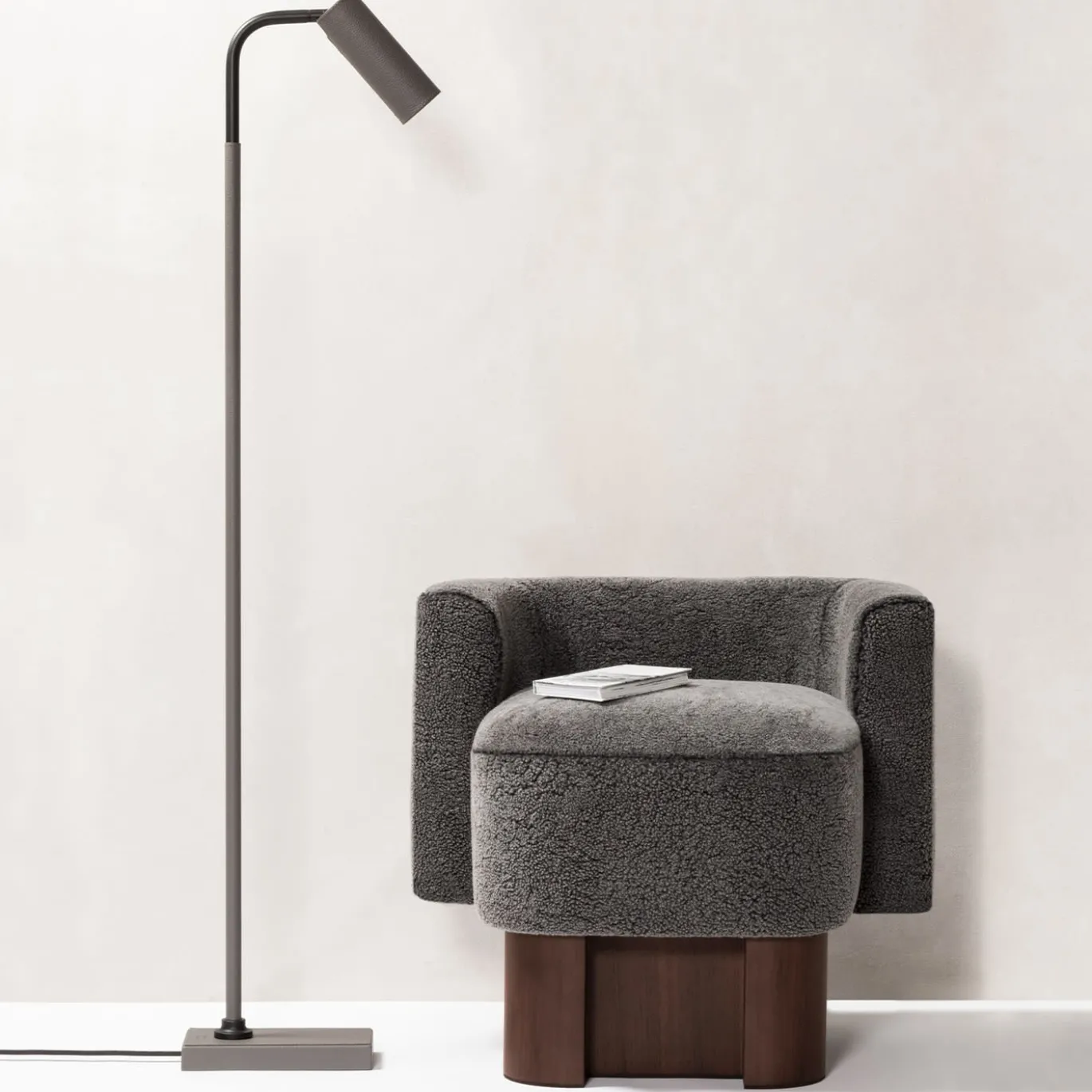 Lampada da terra in pelle grigia Marquesse
