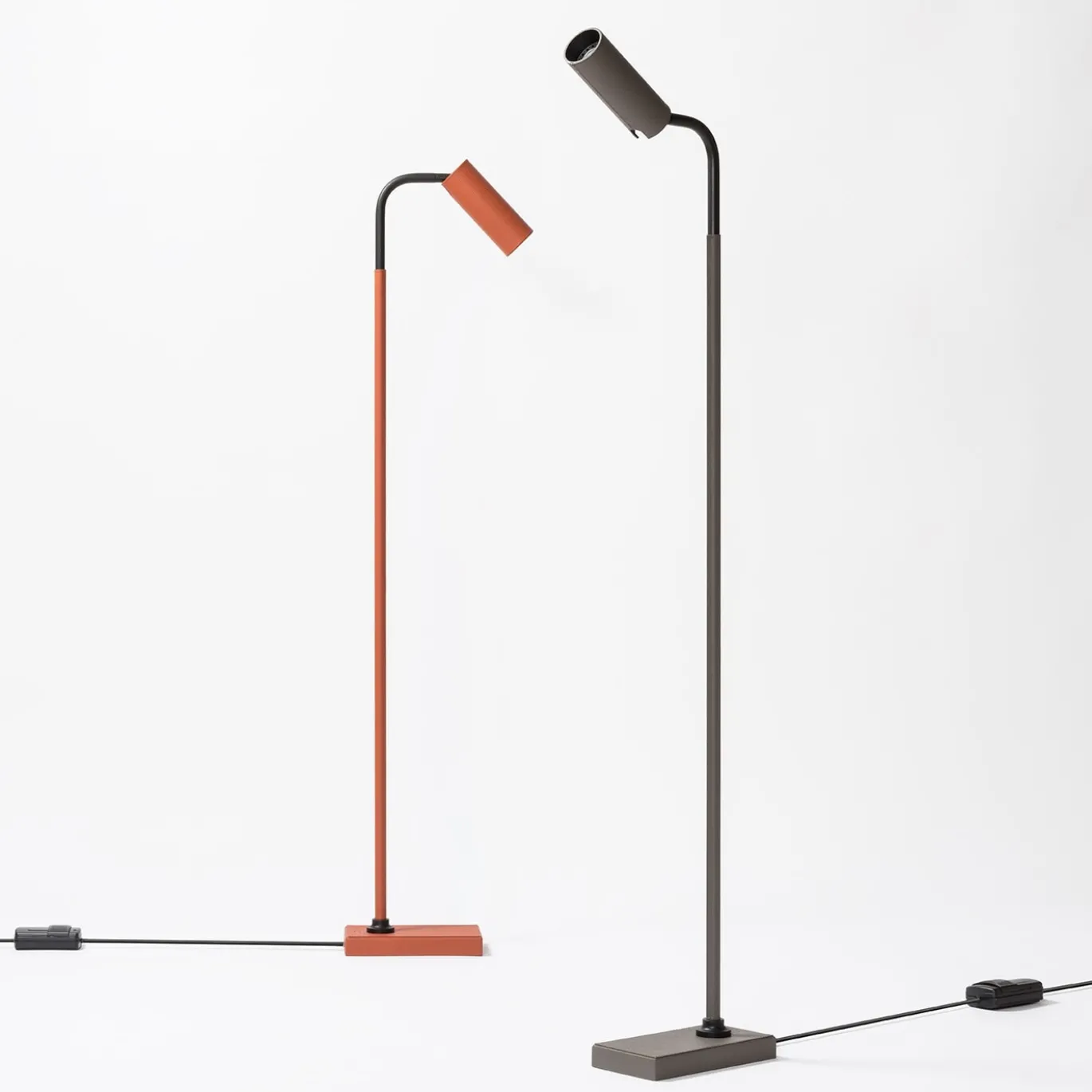 Lampada da terra in pelle grigia Marquesse