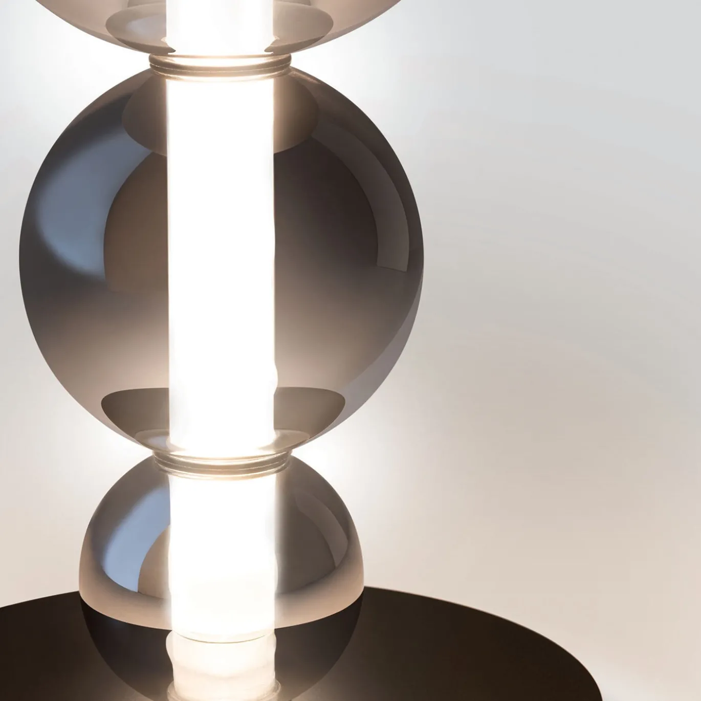 Lampada da terra in vetro grigio scultorea verso l'alto