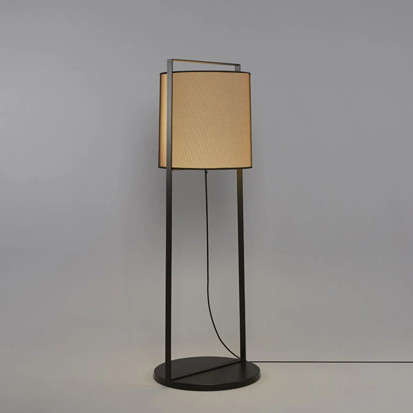 Lampada da terra Macao alta beige di Corrado Dotti