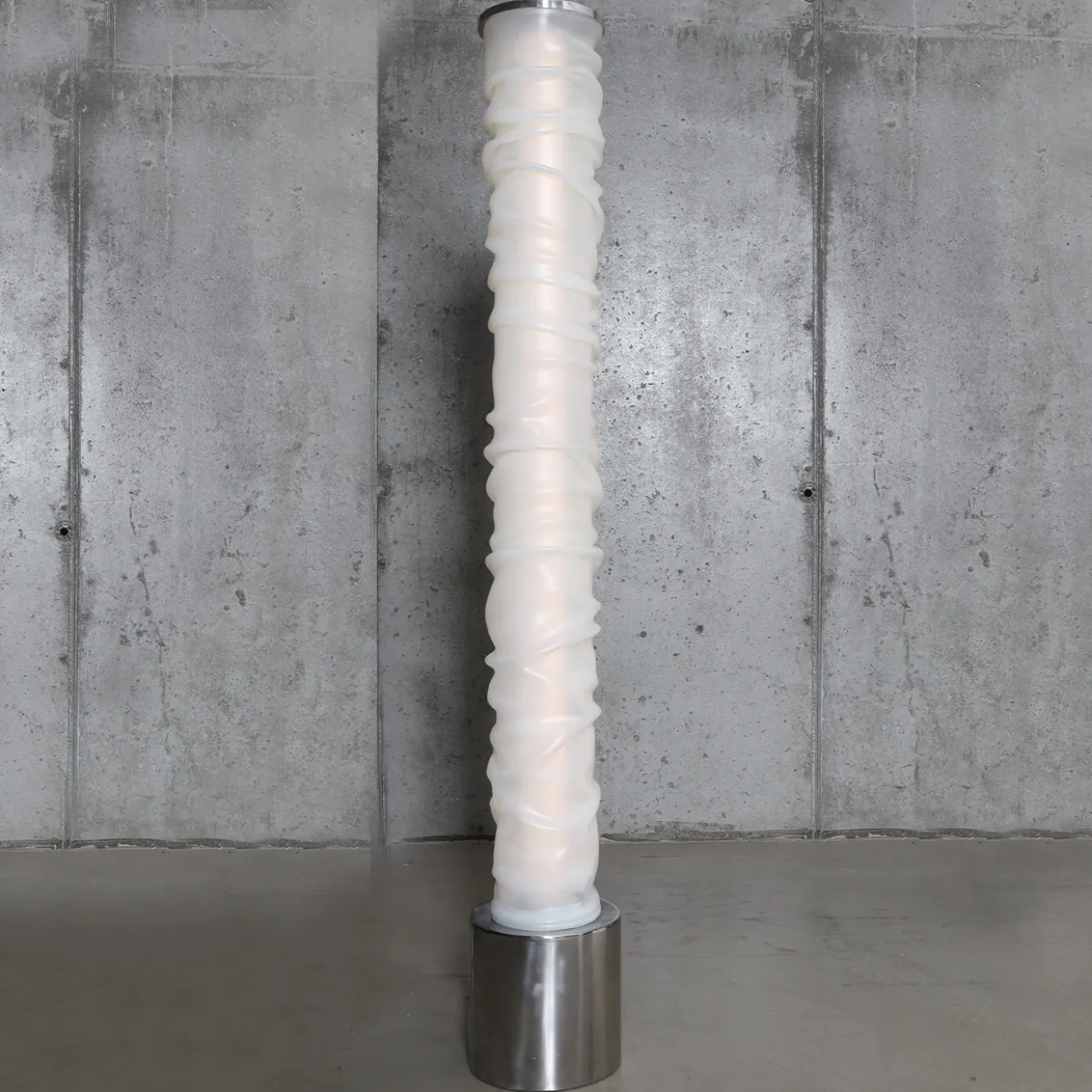 Lampada da terra Medusa alta in resina bianca con base in metallo