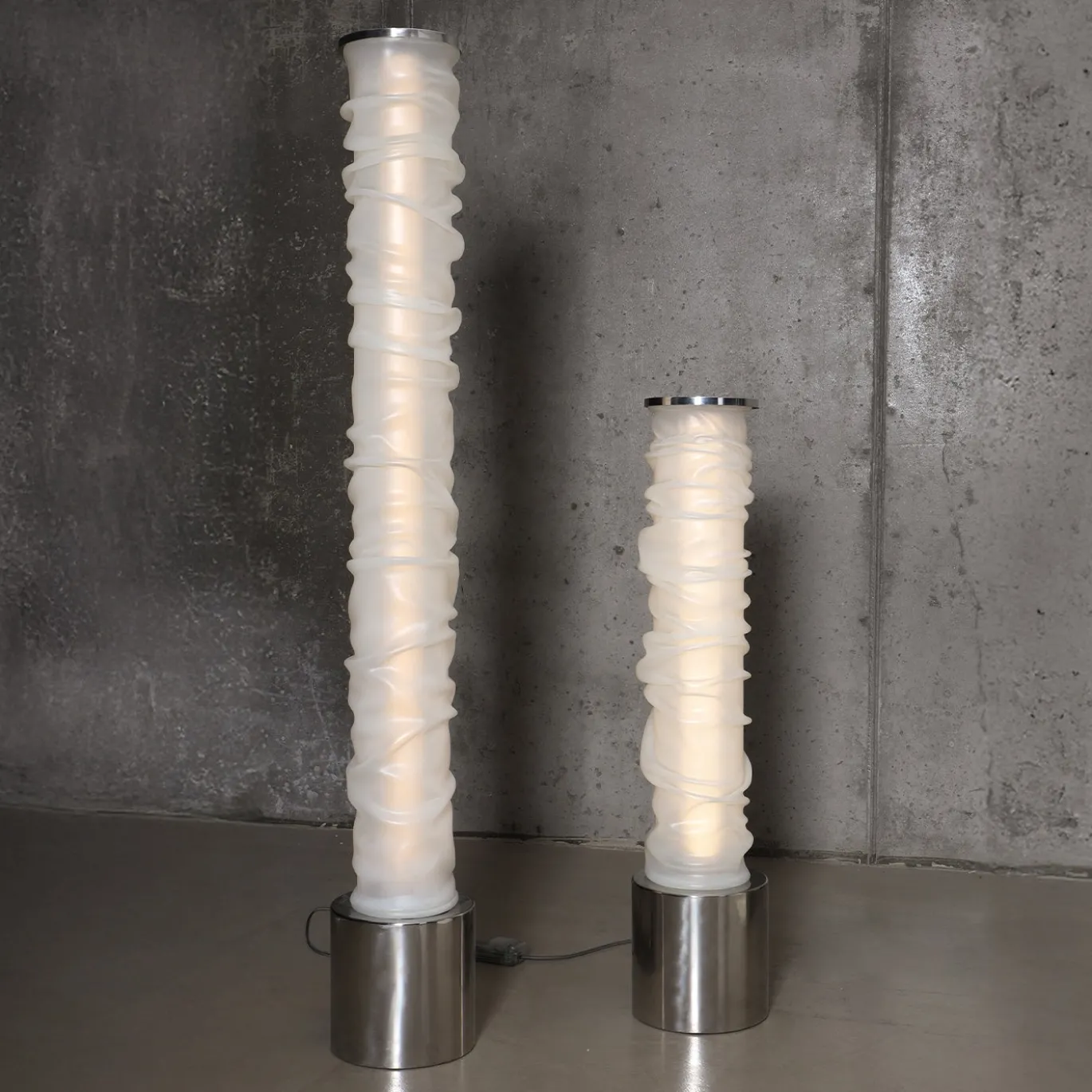 Lampada da terra Medusa alta in resina bianca con base in metallo