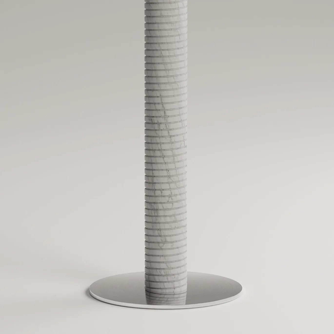 Lampada da terra Needle Media in marmo di Carrara di Marco Piva