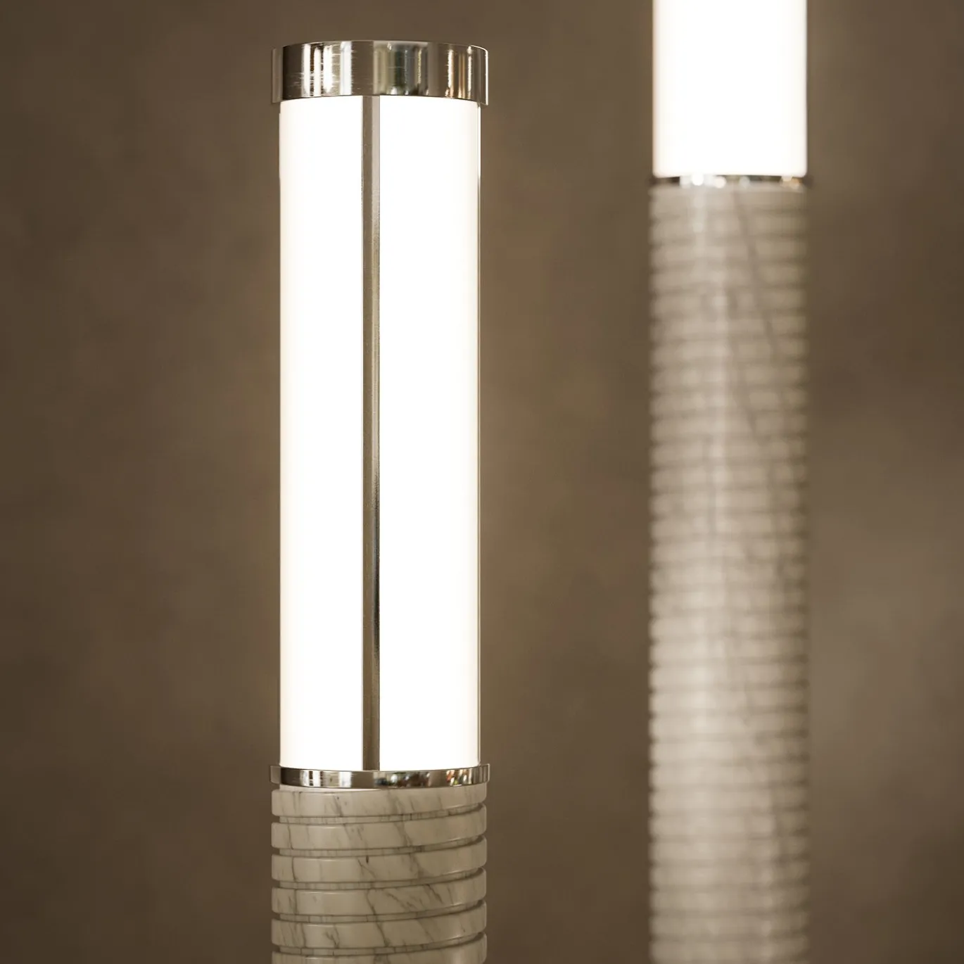 Lampada da terra Needle Media in marmo di Carrara di Marco Piva