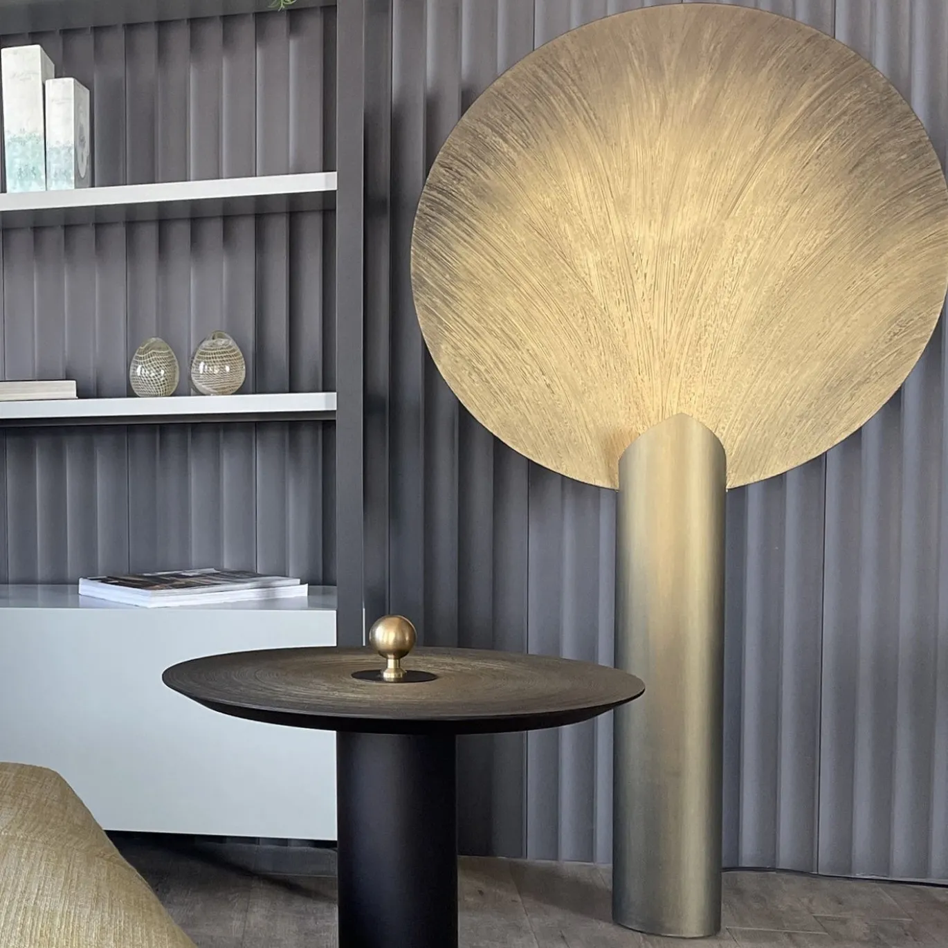 Lampada da terra Nimbo in metallo bronzeo spazzolato