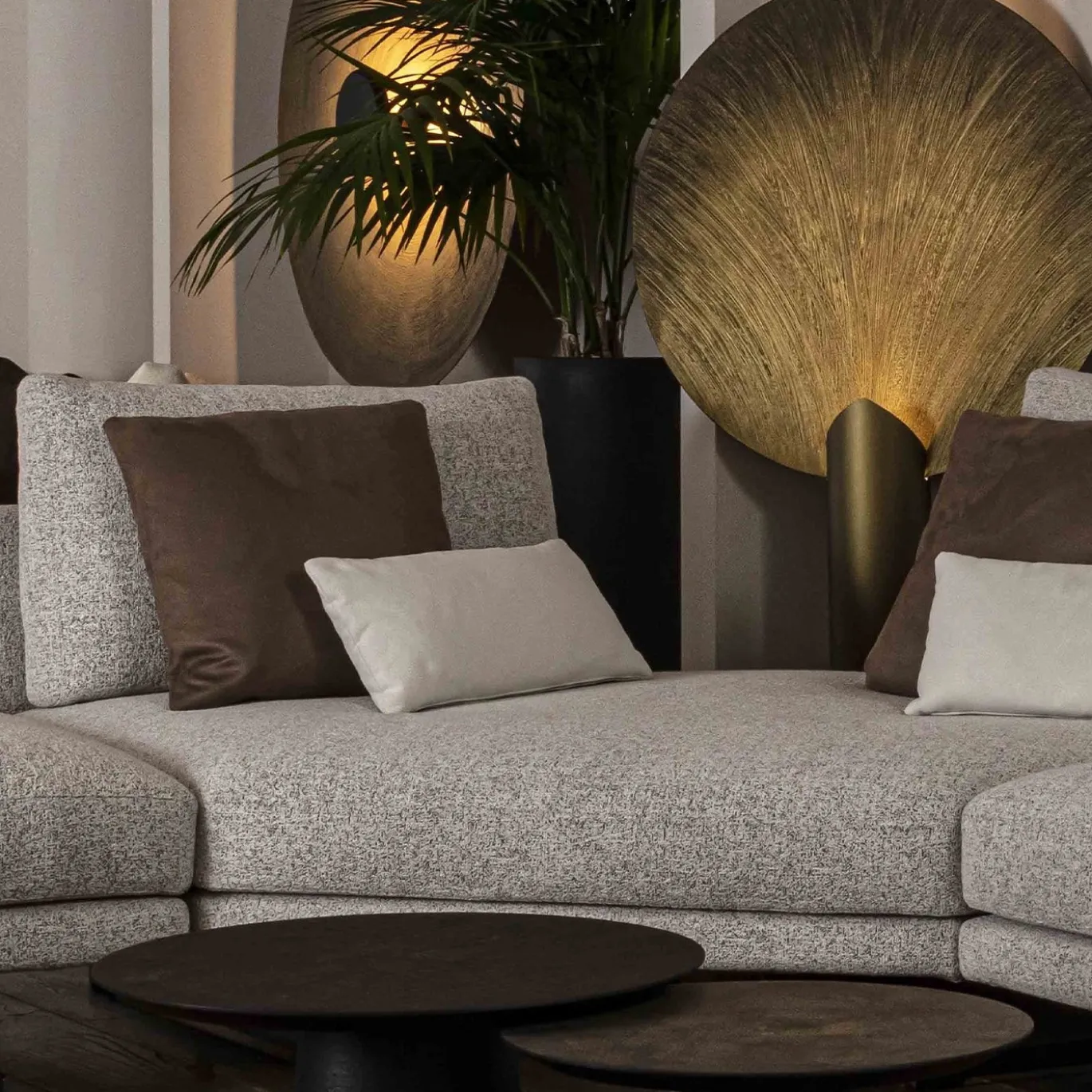 Lampada da terra Nimbo in metallo bronzeo spazzolato