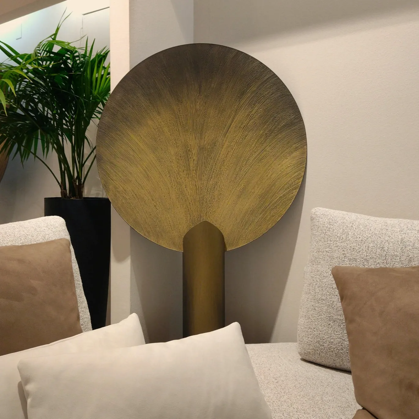 Lampada da terra Nimbo in metallo bronzeo spazzolato