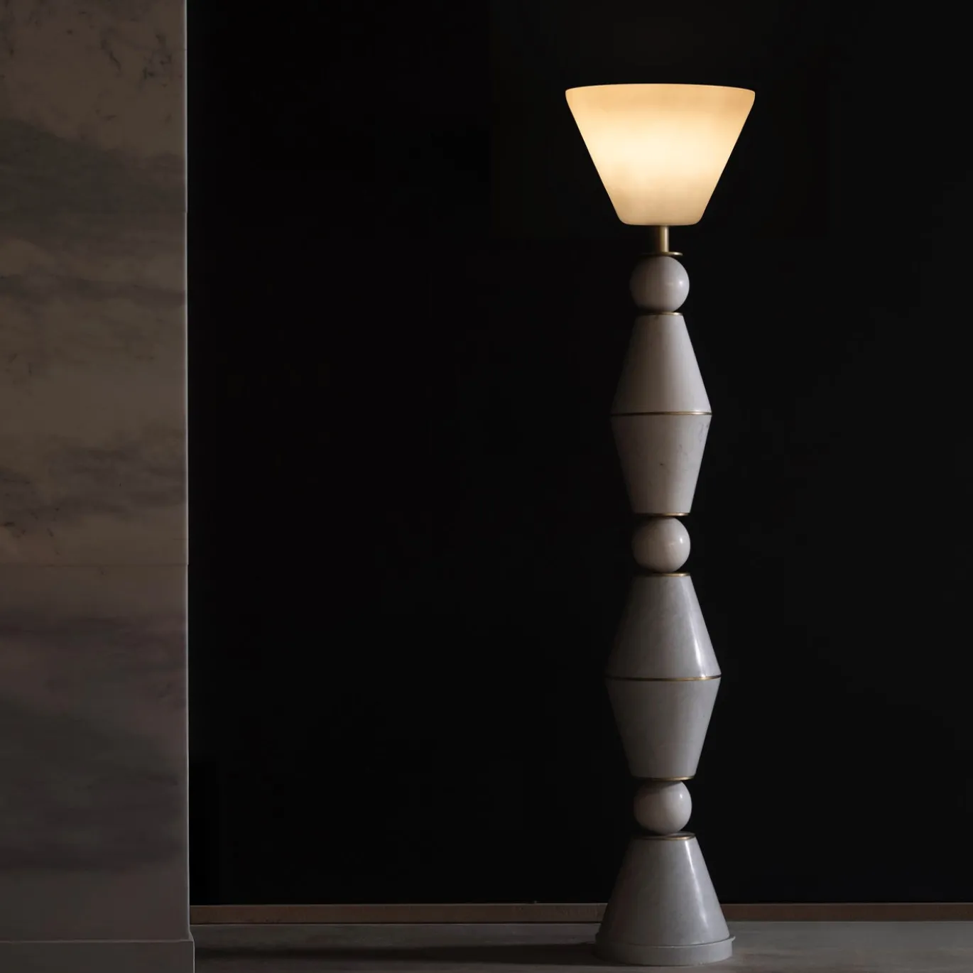 Lampada da terra Pieces in marmo di Carrara di Ashley Gadeova