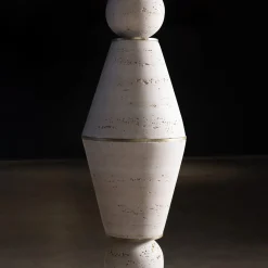 Lampada da terra Pieces in travertino di Ashley Gadeova