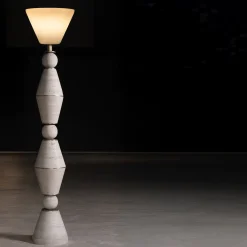 Lampada da terra Pieces in travertino di Ashley Gadeova