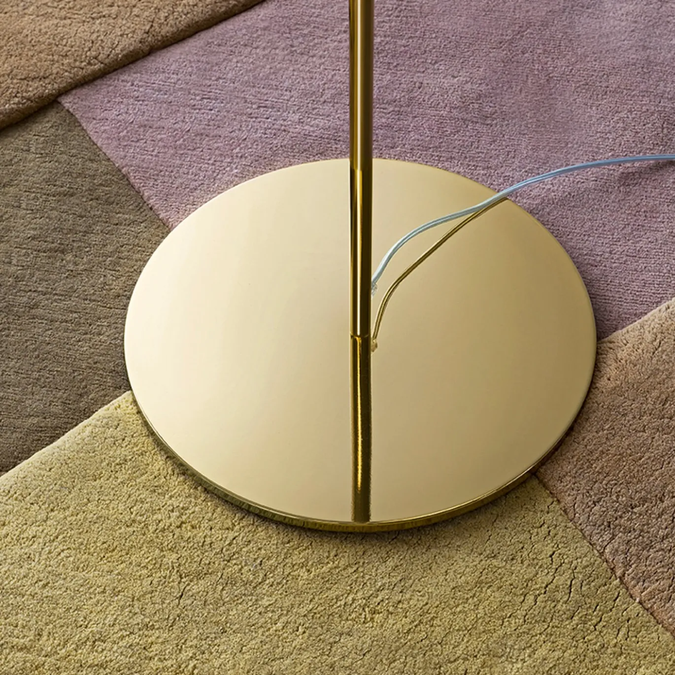 Lampada da terra Pill di Matteo Zorzenoni