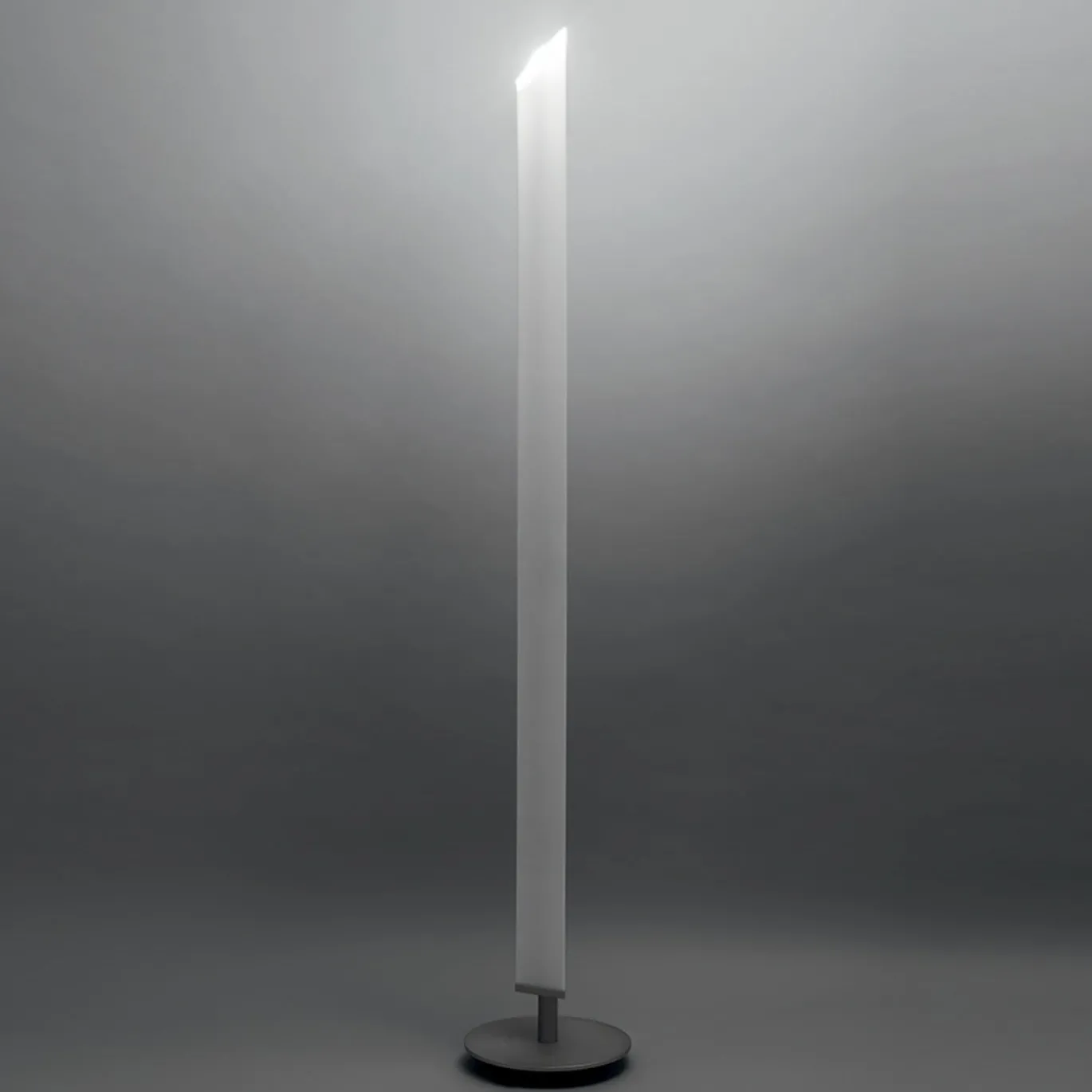 Lampada da terra Presbitero di Pierluigi Cerri