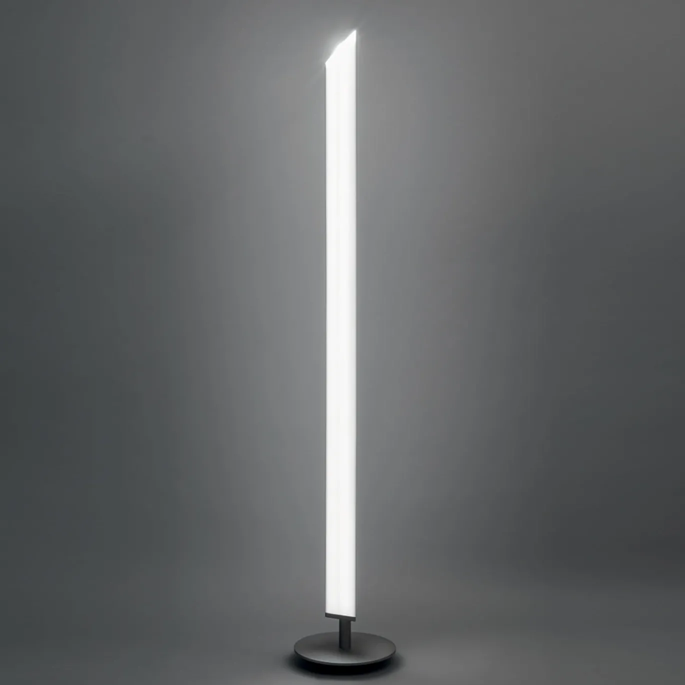 Lampada da terra Presbitero di Pierluigi Cerri