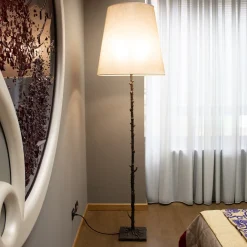 Lampada da terra Rosa Rosae in bronzo di Carlo Rampazzi