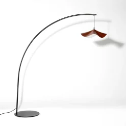 Lampada da terra San Josè Arco in metallo nero e paralume in pelle