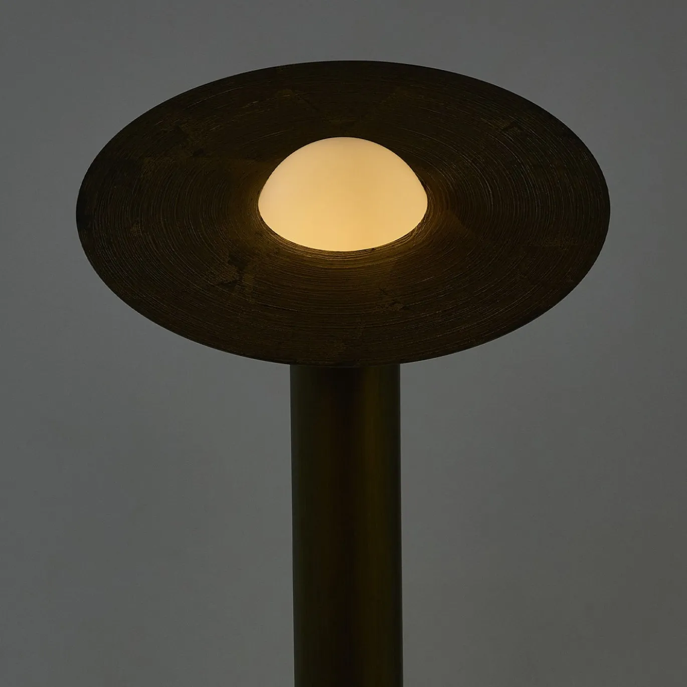 Lampada da terra Saturno in resina bronzo spazzolata