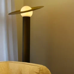 Lampada da terra Saturno in resina bronzo spazzolata