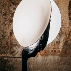 Lampada da terra scultorea Artemide in legno di mare e cotone
