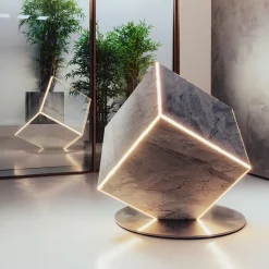 Lampada da terra scultorea Lybra in marmo di Carrara di Marco Piva