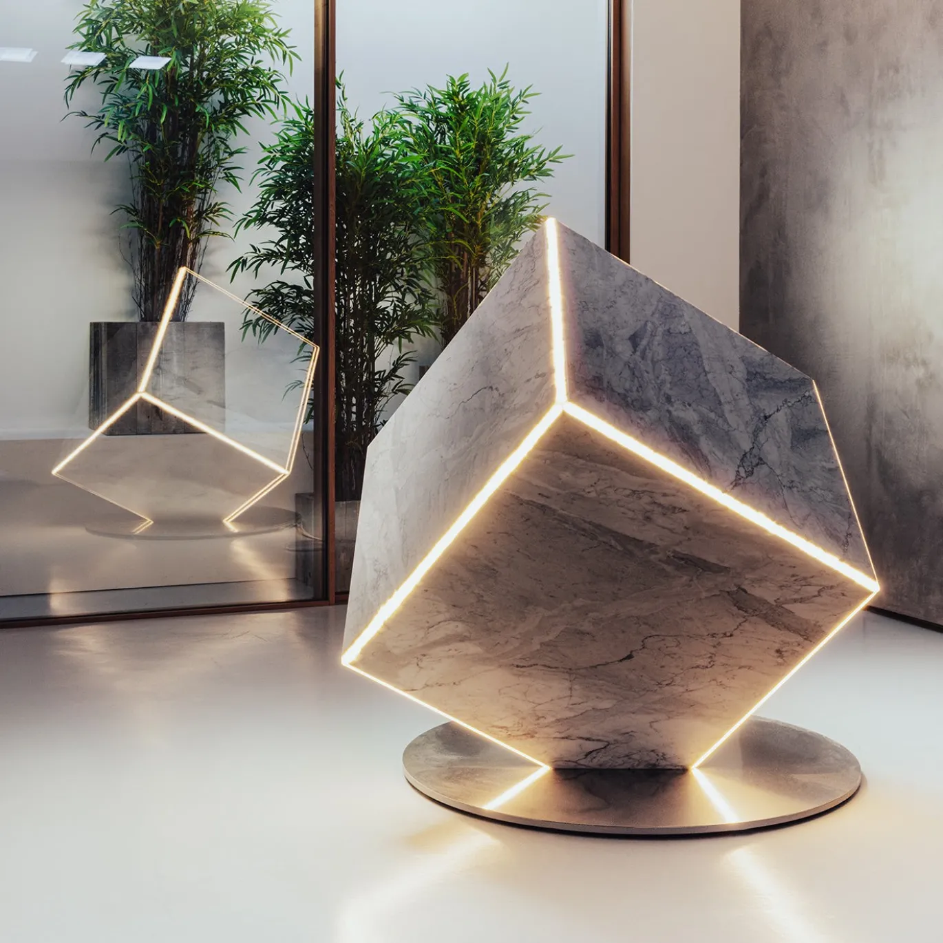 Lampada da terra scultorea Lybra in marmo di Carrara di Marco Piva