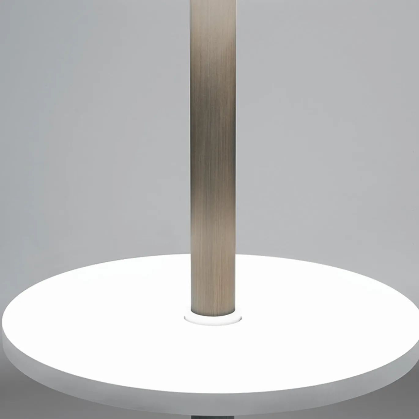 Lampada da terra Servoluce di Park Associati