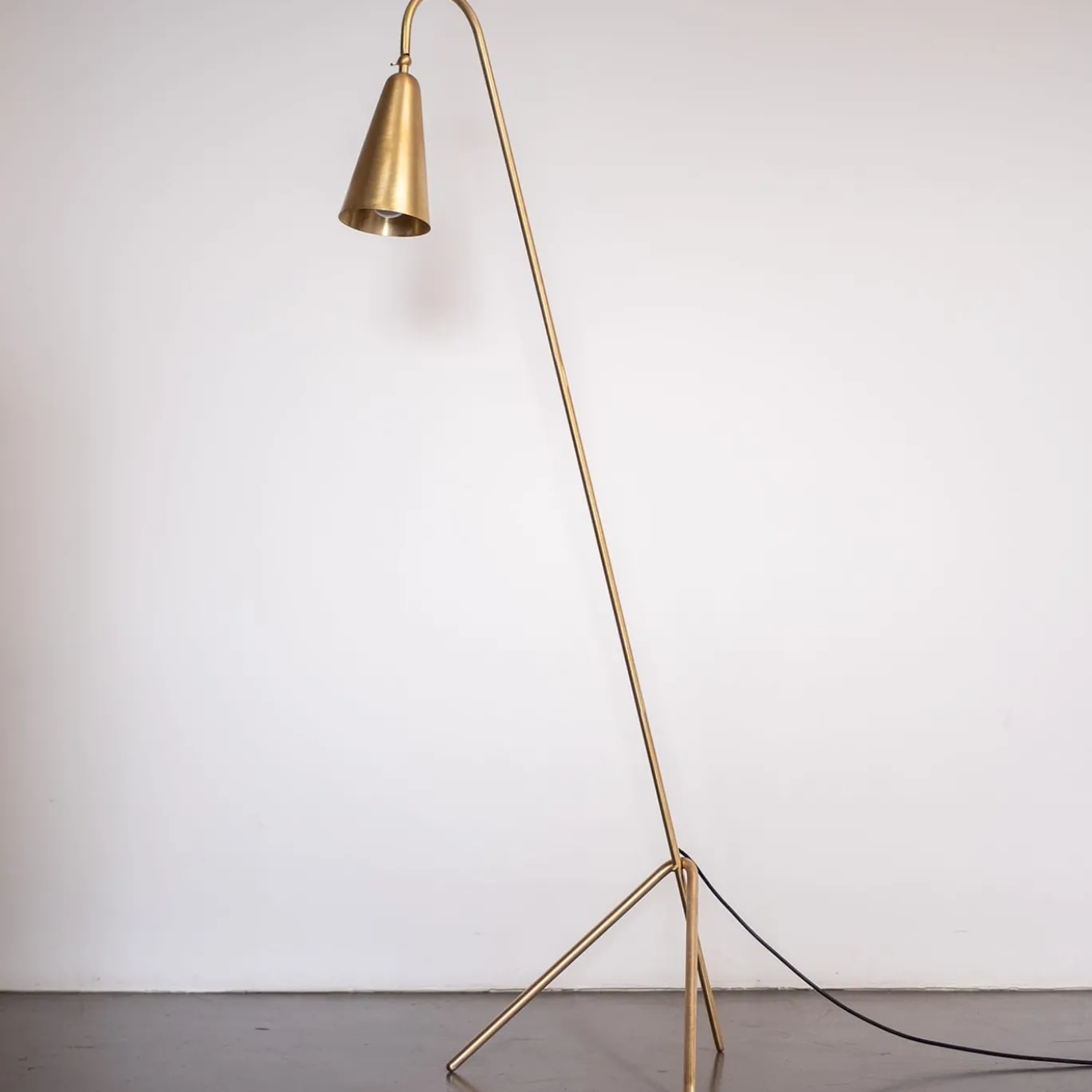 Lampada da Terra Thinkerbell in Ottone con Finitura Dorata