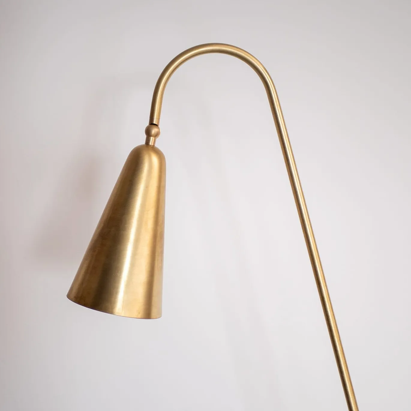 Lampada da Terra Thinkerbell in Ottone con Finitura Dorata