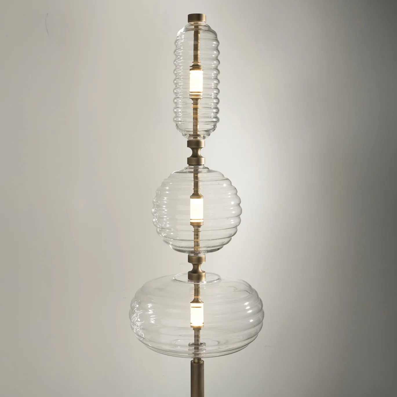 Lampada da terra Trinity 05 in bronzo di Mike Shilov