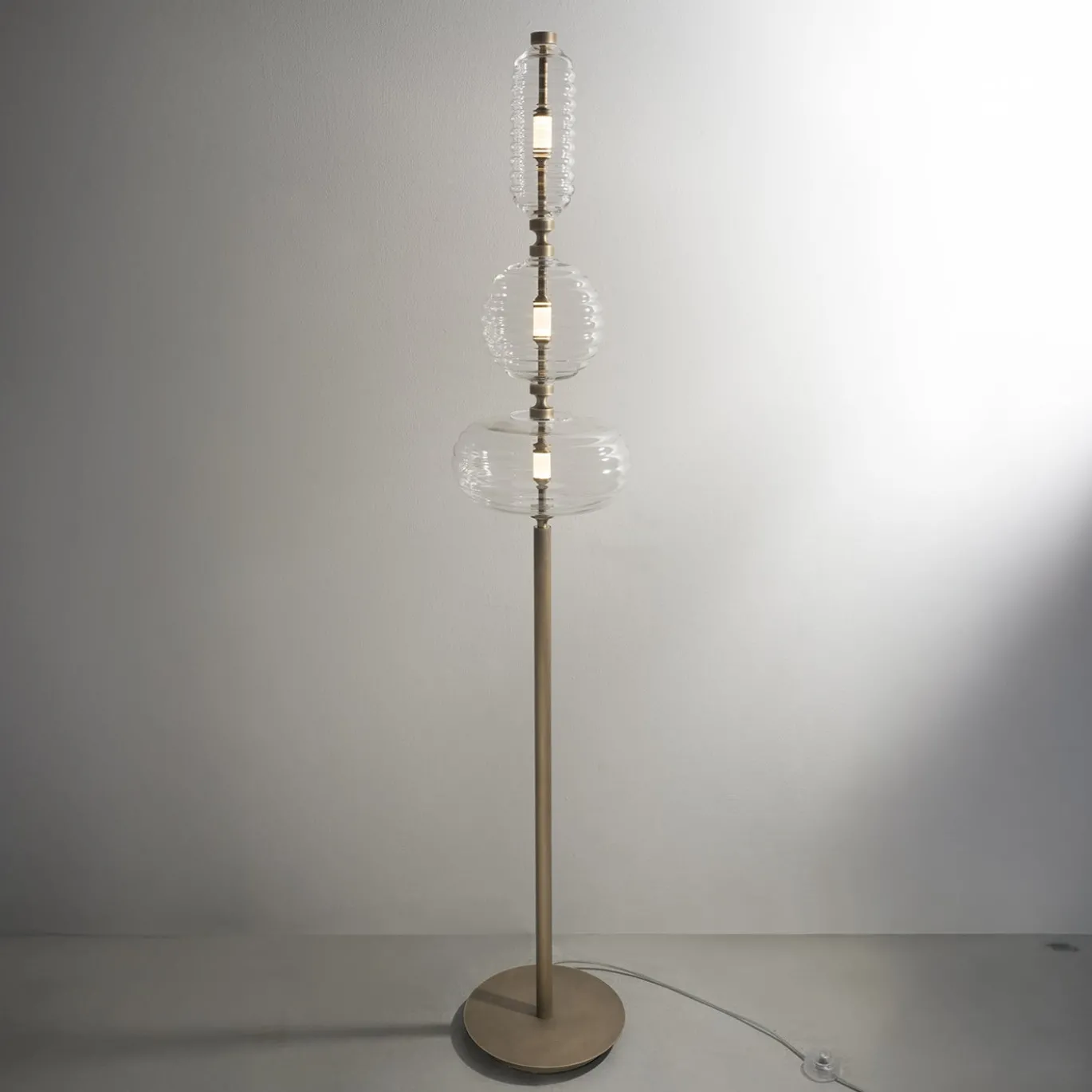 Lampada da terra Trinity 05 in bronzo di Mike Shilov